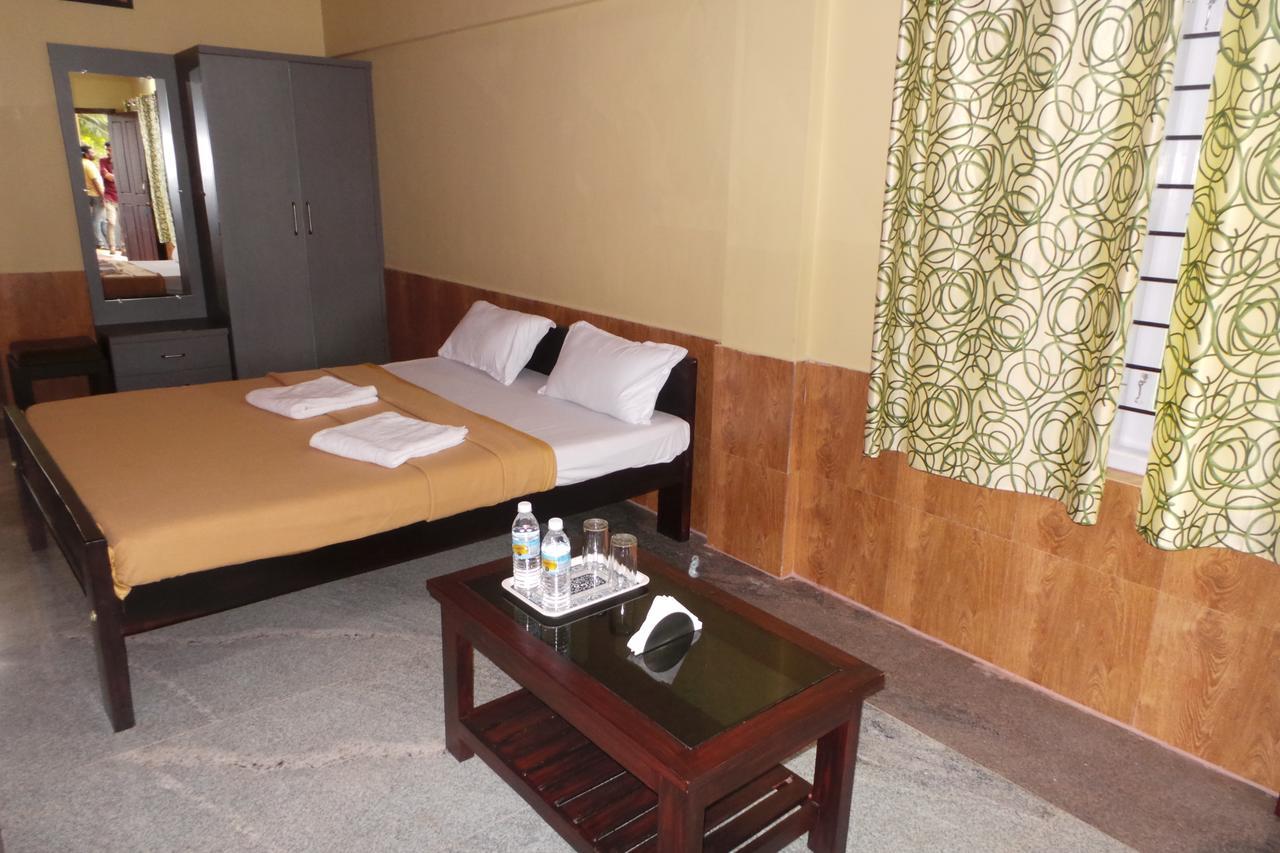 Iroomz Sri Vinayaka Comfort Virajpet Exteriör bild