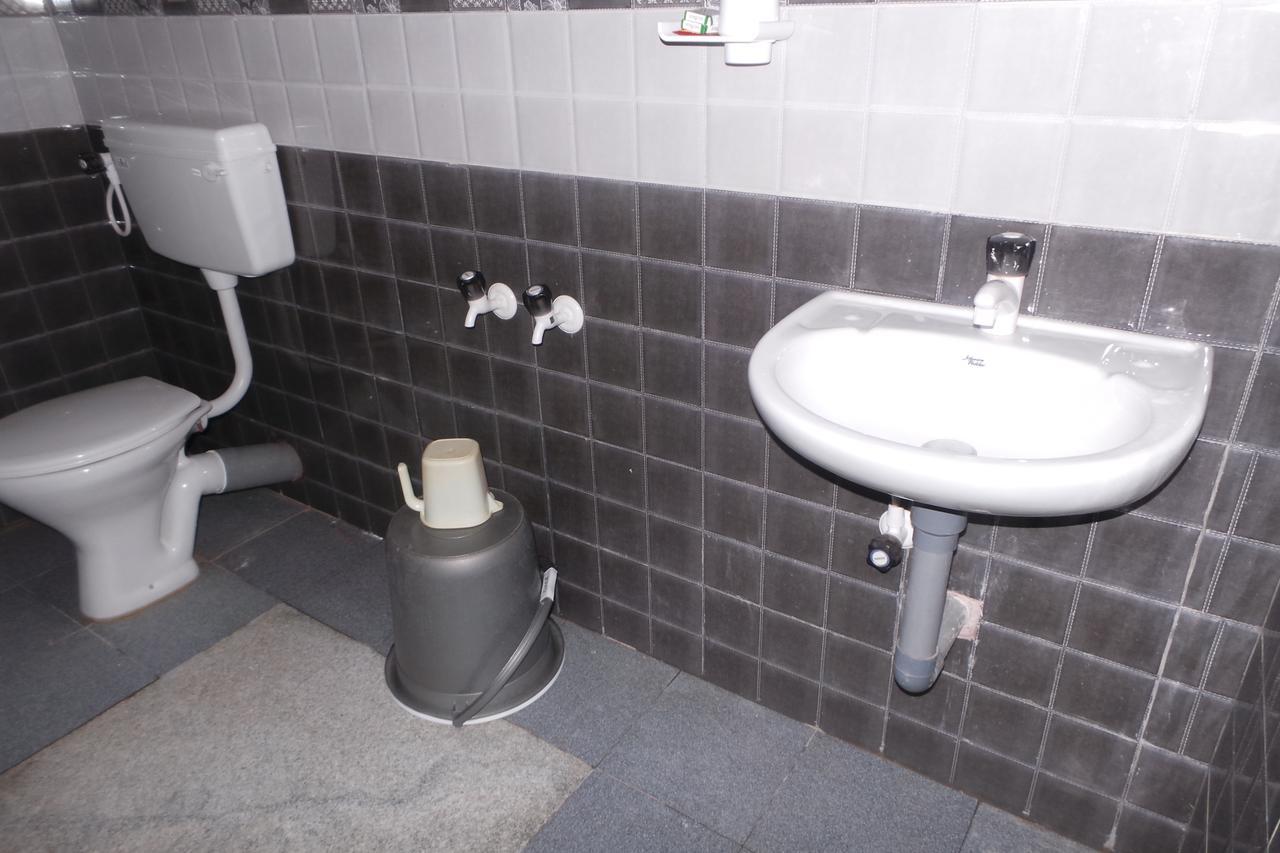 Iroomz Sri Vinayaka Comfort Virajpet Exteriör bild