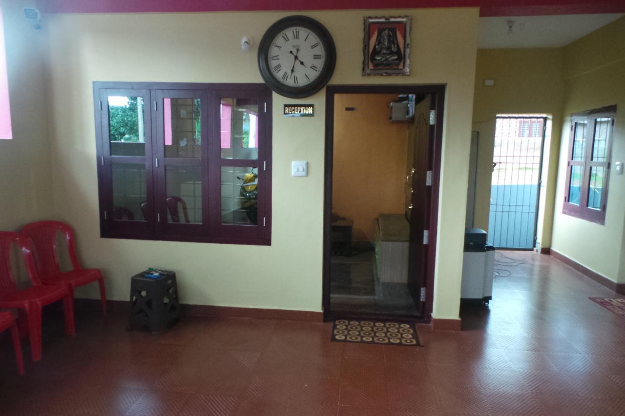 Iroomz Sri Vinayaka Comfort Virajpet Exteriör bild