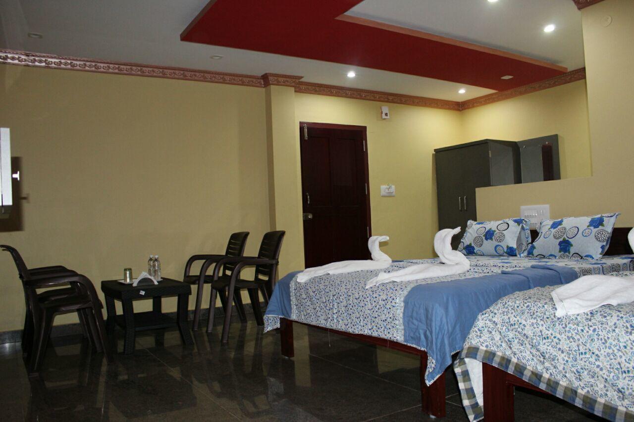 Iroomz Sri Vinayaka Comfort Virajpet Exteriör bild